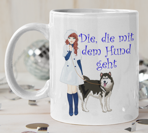 Tasse Weiß bedruckt: Die, die mit dem Hund geht - Frau mit Husky