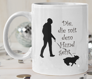 Tasse Weiß bedruckt: Die, die mit dem Hund geht - an langer Leine mit kleinem Hund