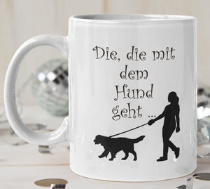 Tasse Weiß bedruckt: Die, die mit dem Hund geht - grosser Hund