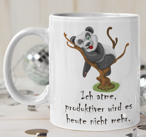 Weiße Tasse bedruckt mit Spruch: Ich atme, produktiver wird es heute nicht mehr. Motiv: Panda auf Baum