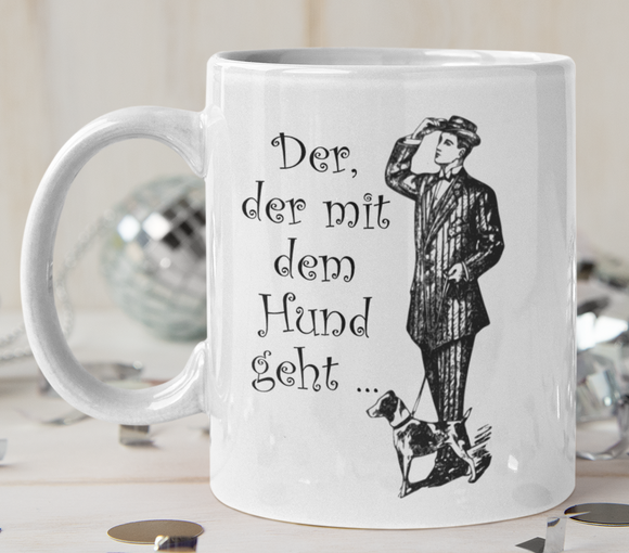 weisse Tasse bedruckt: Der, der mit dem Hund geht - Gentlemen