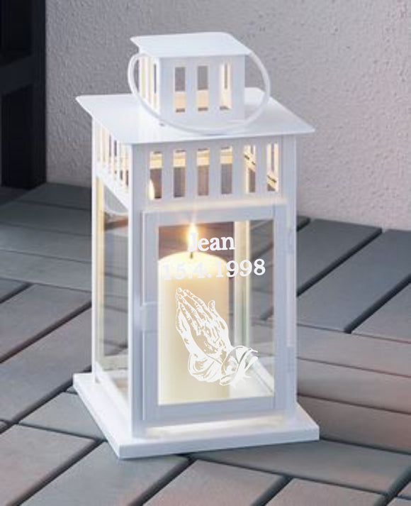 Weiße Laterne mit weißer Gravur - Betende Hände mit Name und Datum